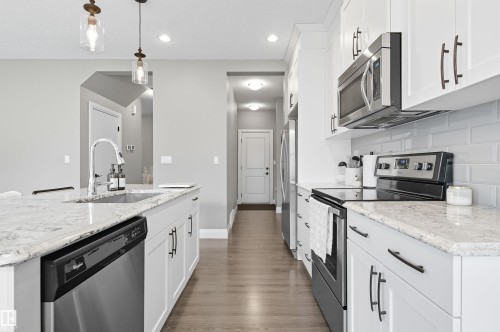 8534 Cushing Place, Edmonton, AB - Indoor Photo Showing Kitchen With Upgraded Kitchen