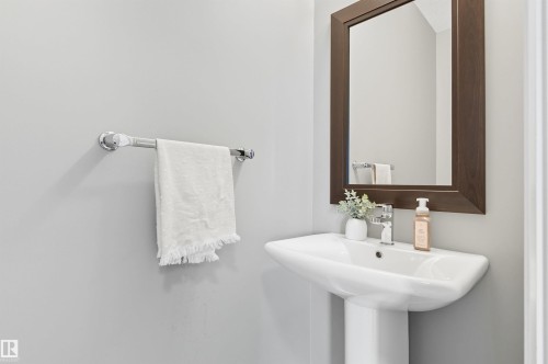 8534 Cushing Place, Edmonton, AB - Indoor Photo Showing Bathroom