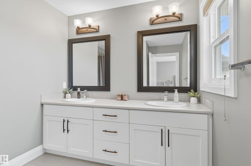 8534 Cushing Place, Edmonton, AB - Indoor Photo Showing Bathroom