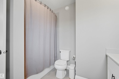8534 Cushing Place, Edmonton, AB - Indoor Photo Showing Bathroom