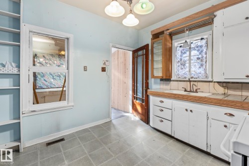 9325 110 Avenue, Edmonton, AB - Indoor