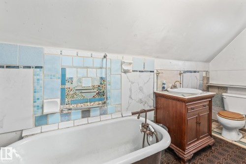 9325 110 Avenue, Edmonton, AB - Indoor Photo Showing Bathroom
