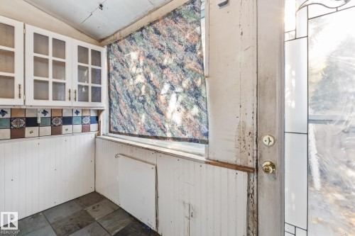 9325 110 Avenue, Edmonton, AB - Indoor