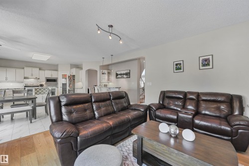1516 Thorogood Close, Edmonton, AB - Indoor Photo Showing Living Room