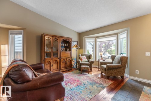 4631 10 Avenue, Edmonton, AB - Indoor Photo Showing Living Room