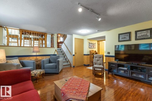 4631 10 Avenue, Edmonton, AB - Indoor Photo Showing Living Room
