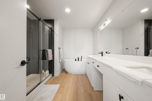 459 39 Street Sw, Edmonton, AB - Indoor Photo Showing Bathroom