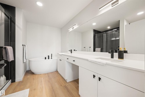 459 39 Street Sw, Edmonton, AB - Indoor Photo Showing Bathroom