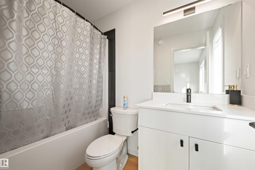 459 39 Street Sw, Edmonton, AB - Indoor Photo Showing Bathroom