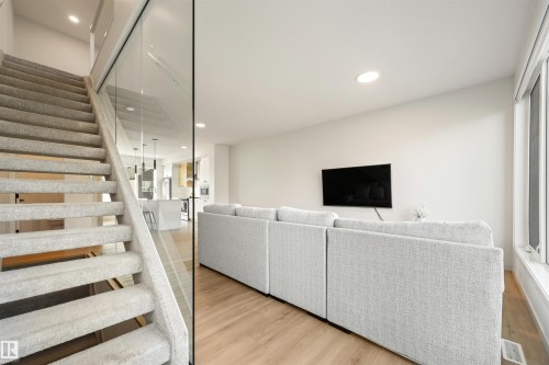 459 39 Street Sw, Edmonton, AB - Indoor