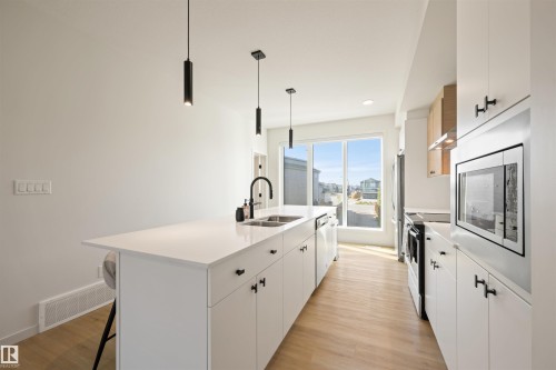 459 39 Street Sw, Edmonton, AB - Indoor Photo Showing Kitchen With Double Sink With Upgraded Kitchen