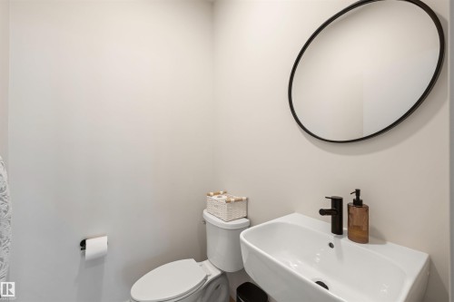 459 39 Street Sw, Edmonton, AB - Indoor Photo Showing Bathroom