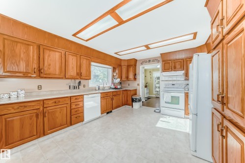 216 Parkallen Way, Wetaskiwin, AB - Indoor Photo Showing Kitchen