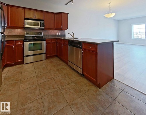 318 160 Magrath Road, Edmonton, AB - Indoor Photo Showing Kitchen