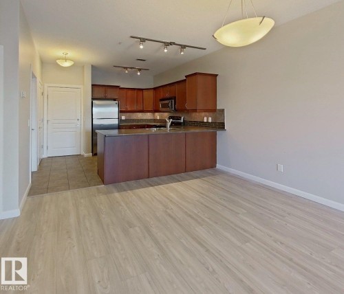 318 160 Magrath Road, Edmonton, AB - Indoor Photo Showing Kitchen