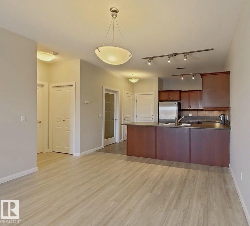 318 160 Magrath Road, Edmonton, AB - Indoor Photo Showing Kitchen