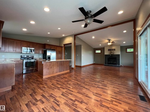 403 55101 Ste. Anne Trail, Rural Lac Ste. Anne County, AB - Indoor Photo Showing Kitchen