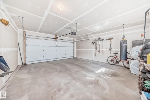 2716 11 Street, Edmonton, AB - Indoor Photo Showing Garage