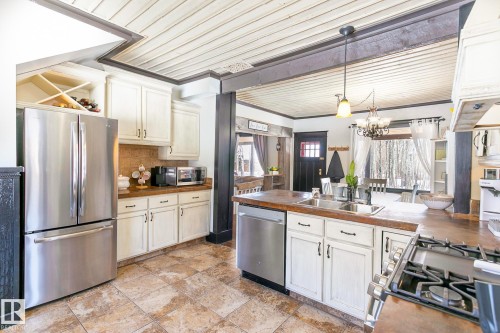 580 Poplar Bay Drive, Rural Wetaskiwin County, AB - Indoor Photo Showing Kitchen With Stainless Steel Kitchen With Double Sink