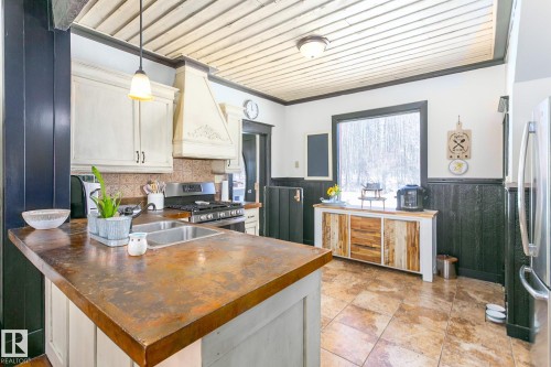 580 Poplar Bay Drive, Rural Wetaskiwin County, AB - Indoor Photo Showing Kitchen With Double Sink