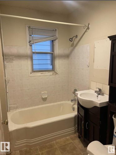 12239 101 Street, Edmonton, AB - Indoor Photo Showing Bathroom