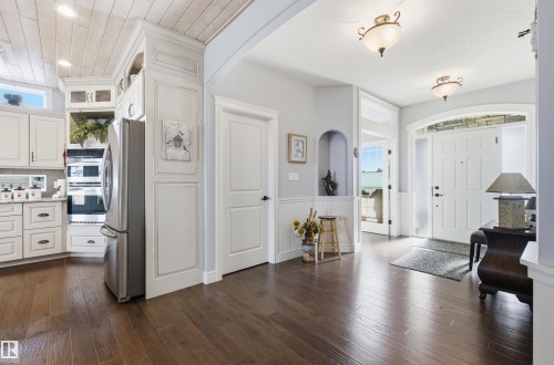 10504 103 Avenue, Morinville, AB - Indoor Photo Showing Kitchen