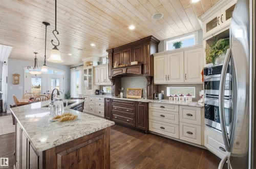 10504 103 Avenue, Morinville, AB - Indoor Photo Showing Kitchen With Upgraded Kitchen