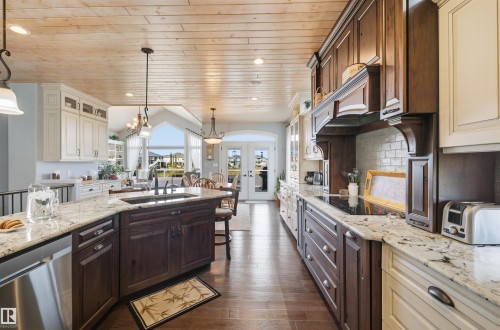 10504 103 Avenue, Morinville, AB - Indoor Photo Showing Kitchen With Upgraded Kitchen