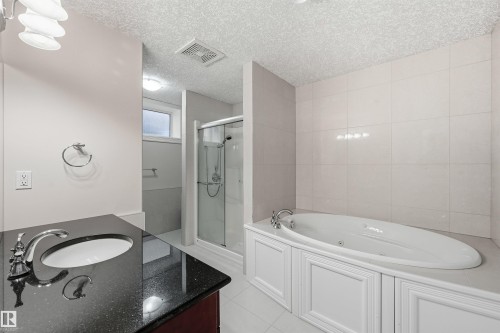 872 Hollands Landing, Edmonton, AB - Indoor Photo Showing Bathroom