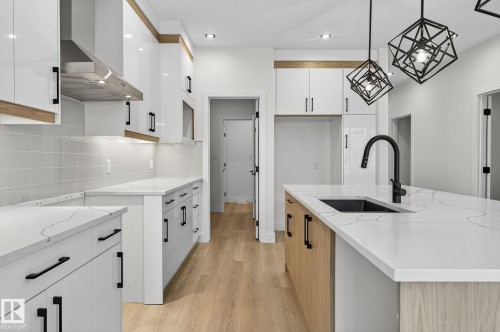 136 Wyatt Ridge, Fort Saskatchewan, AB - Indoor Photo Showing Kitchen With Upgraded Kitchen