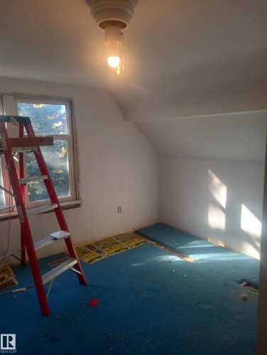 11235 95 Street Nw, Edmonton, AB - Indoor Photo Showing Other Room