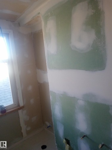 11235 95 Street Nw, Edmonton, AB - Indoor Photo Showing Bathroom