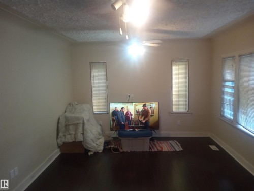 11235 95 Street Nw, Edmonton, AB - Indoor Photo Showing Other Room