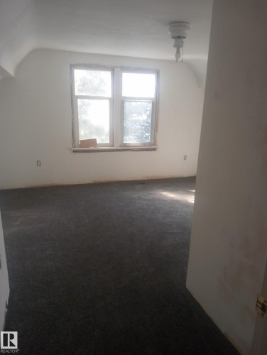 11235 95 Street Nw, Edmonton, AB - Indoor Photo Showing Other Room