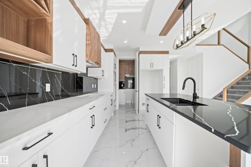 216 33 Street, Edmonton, AB - Indoor Photo Showing Kitchen With Upgraded Kitchen