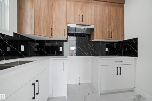 216 33 Street, Edmonton, AB - Indoor Photo Showing Kitchen