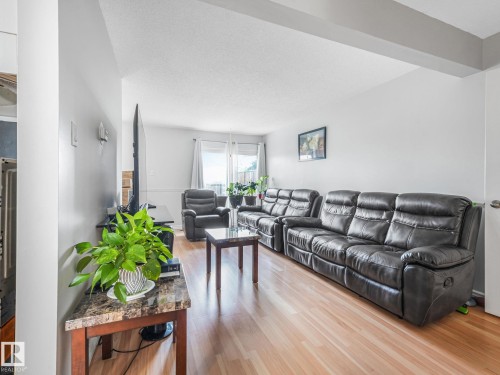 103 Cornell Court, Edmonton, AB - Indoor Photo Showing Living Room