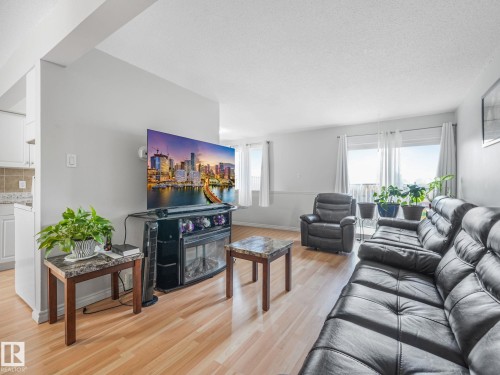 103 Cornell Court, Edmonton, AB - Indoor Photo Showing Living Room