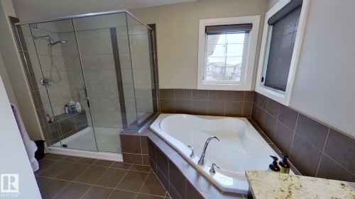 11628 16 Avenue Sw, Edmonton, AB - Indoor Photo Showing Bathroom