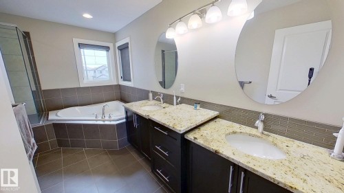 11628 16 Avenue Sw, Edmonton, AB - Indoor Photo Showing Bathroom