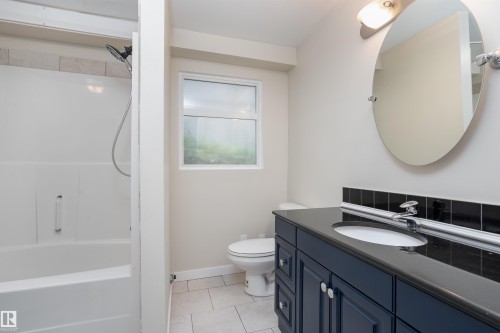 10015 97 Avenue, Edmonton, AB - Indoor Photo Showing Bathroom