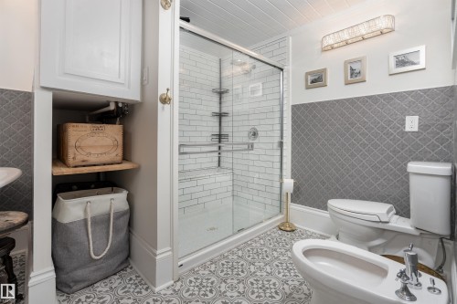 10015 97 Avenue, Edmonton, AB - Indoor Photo Showing Bathroom