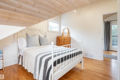 10015 97 Avenue, Edmonton, AB - Indoor Photo Showing Bedroom