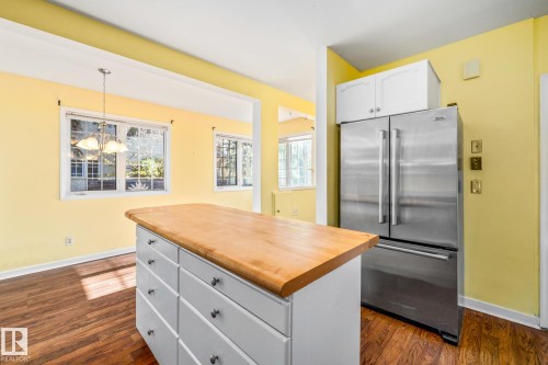 10405 Glenora Crescent, Edmonton, AB - Indoor Photo Showing Kitchen