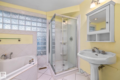 10405 Glenora Crescent, Edmonton, AB - Indoor Photo Showing Bathroom