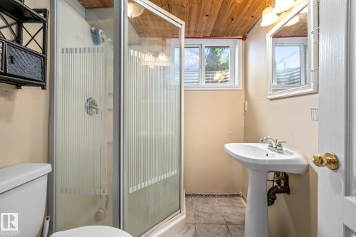10405 Glenora Crescent, Edmonton, AB - Indoor Photo Showing Bathroom