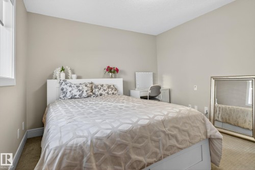 527 Albany Way, Edmonton, AB - Indoor Photo Showing Bedroom