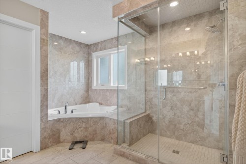 527 Albany Way, Edmonton, AB - Indoor Photo Showing Bathroom