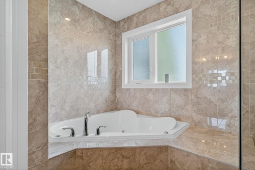 527 Albany Way, Edmonton, AB - Indoor Photo Showing Bathroom