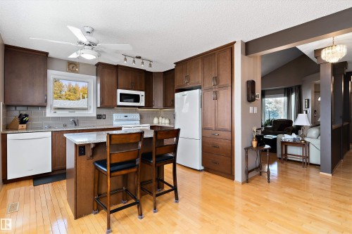 6562 158 Avenue, Edmonton, AB - Indoor Photo Showing Kitchen